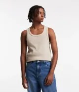 Musculosa de hombre color beige, de algodón acanalado, sin estampa y con cuello redondo.