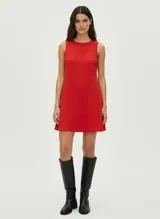 Vestido corto sin mangas con cuello redondo y calce regular. Confeccionado en tejido plano color rojo con mezcla de poliéster y elastano. Su diseño simple y elegante lo hace ideal tanto para ocasiones formales como para eventos o fiestas.