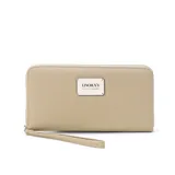 Billetera larga negra con cierre perimetral y placa metálica con logo. Posee múltiples compartimentos internos para tarjetas y documentos, además de un bolsillo con cierre interior. Incluye correa de mano desmontable.