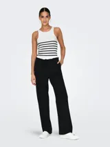 Top sin mangas blanco con rayas horizontales negras, de algodón suave y corte regular.