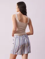 Short de lino estampado a rayas verticales grises, con pretina elastizada y cordón de ajuste.