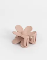 Broche para el pelo con forma de flor color negro.