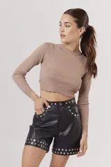 Short de cuero negro con tachas plateadas en cintura y ruedo.