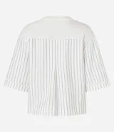 Remera boxy de mangas cortas amplias, color blanco, confeccionada en algodón, con cuello redondo y rayas verticales en las mangas y en la espalda.