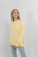 Sweater azul de punto medio, amplio, suave, con escote a la base y puños en mangas y en acabado inferior.