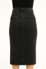 Falda midi de jean negro, corte recto, con tajo frontal y ruedo desflecado.