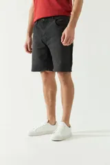 Bermuda de jean azul oscuro con bolsillos laterales y traseros, presillas para cinturón y cierre con cremallera.
