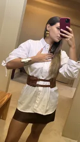 Faja ancha de cuero marrón con doble hebilla y detalles de costura.