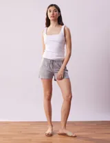 Shorts de pijama con estampado animal print, cintura elastizada y cordón de ajuste.