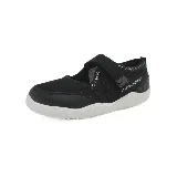 Zapatilla negra con ajuste de velcro y suela blanca.