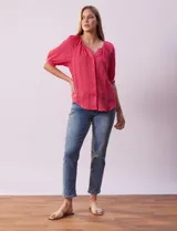 Blusa blanca de algodón marca Zac & Rachel, con cuello a la base, escote en V, abertura central con botones y sisa con aplique calado.