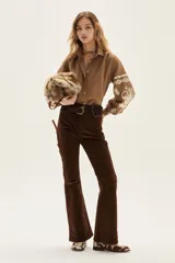 Camisa de calce holgado color marrón camel, confeccionada en Lyocell, con bordados blancos de estilo folclórico en las mangas.