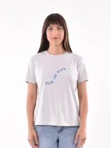 Remera blanca de algodón con estampado de cerezas rojas y texto "Mon Cheri".
