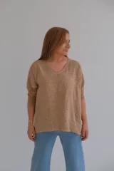 Remera color camel de tejido rústico con escote en V y mangas largas.
