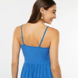 Vestido largo azul con tirantes finos y falda escalonada con capas.