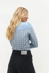 Camisa de manga larga en denim con detalles de broderie y cuello con volantes.