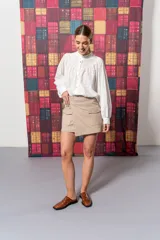 Zueco marrón de cuero con tachas plateadas.