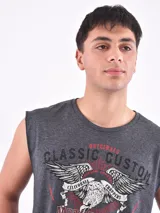 Musculosa gris con estampado de auto clásico y texto en negro.