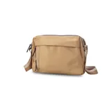 Bandolera color beige con correa de galón a tono, dos bolsillos frontales con cierre y uno dorsal. Su bolsillo principal incluye reparticiones internas.