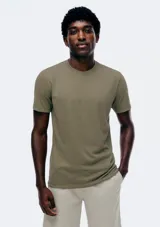 Remera básica de manga corta color gris claro, con cuello redondo.