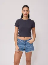 Remera corta color gris oscuro, de corte ajustado y mangas cortas. Confeccionada en tejido de punto acanalado.