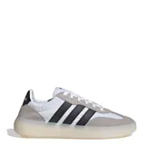 Championes Adidas Barreda Decode, color blanco con detalles en negro y gris. Zapatillas de estilo urbano con suela gruesa y las tres tiras características de la marca en los laterales.