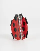 Broche acrílico con forma de vaquita de San Antonio, color rojo con lunares negros.