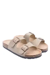 Sandalias bajas color borgoña con dos tiras anchas ajustables con hebilla metálica. Suela de corcho y base de goma.