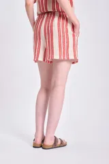 Short tejido al crochet color rojo y crudo, con cintura elástica.