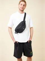 Bermuda de felpa negra con cintura elástica ajustable con cordón blanco. Presenta un estampado con un sol y el logo de la marca en la pierna derecha.