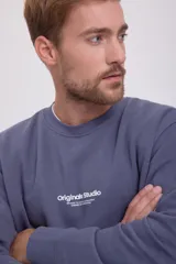 Buzo azul marino de manga larga y cuello redondo, con estampado frontal que dice "Originals Studio brought to you by Jack&Jones designed in Copenhagen".