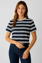 Remera de algodón a rayas horizontales en tonos beige y marrón, de corte holgado y cuello redondo.