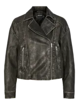 Chaqueta color gris con efecto desgastado, de corte biker, con cuello clásico, cierre frontal asimétrico con cremallera, bolsillos laterales con cremallera y mangas largas.