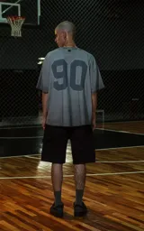 Remera de manga corta, cuello redondo y calce oversize, color gris oscuro con efecto batik/lavado. Estampado frontal con la palabra "Ravers" en tipografía cursiva estilo universitario en tono azul oscuro.