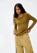 Blusa azul de punto tejido liviano, con cuello redondo y mangas largas.