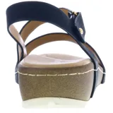 Sandalia con plataforma corrida color beige, con tiras anchas cruzadas en el empeine y tira trasera con hebilla.