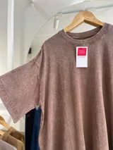 Remerón oversize color chocolate con efecto gaspeado, de corte holgado y mangas cortas.