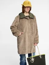 Campera negra de nylon con cierre frontal, bolsillos laterales y forro de piel sintética suave.