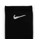 Pack de tres pares de medias Nike Everyday Lightweight No-Show, color negro con logo blanco.