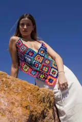 Top tejido a crochet con cuadrados de lana merino de colores azul, rojo, amarillo, verde y naranja.