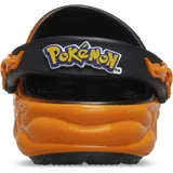 Zuecos Crocs Classic de Pokémon Versus, con diseño asimétrico: el pie derecho representa el tipo fuego y el izquierdo el tipo agua. Incluyen charms Jibbitz de Pokémon y logo de Pokémon en la correa trasera.