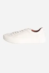 Zapatillas marrones de cuero con cordones blancos y suela de goma blanca.