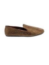 Zapato plano negro con adornos de pedrería, parte superior de cuero y suela sintética.