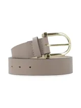 Cinturón de cuero color beige con estampado de reptil y hebilla metálica dorada con forma de D.