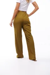 Pantalón de poliéster color verde oliva, de corte recto y tiro alto, con cintura elástica y bolsillos laterales.