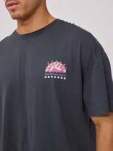 Remera gris de hombre con estampado en la espalda con un diseño de estilo surf. Corte oversized y confeccionada en algodón.