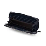 Billetera rectangular con cierre de cremallera, confeccionada en símil cuero con franjas horizontales en tonos blanco, gris y negro.