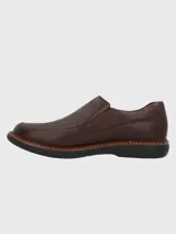 Zapato slip-on de cuero color marrón con suela de goma EVA.