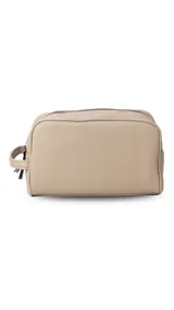 Neceser unisex marrón de símil cuero, con doble compartimento superior y bolsillo frontal con cierre. Asa lateral para fácil transporte.