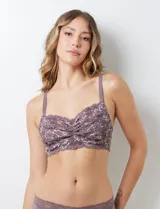 Bralette de encaje floral rojo, sin aro ni relleno, con forro interno de microtul elastizado, breteles regulables y cierre trasero de tres posiciones.